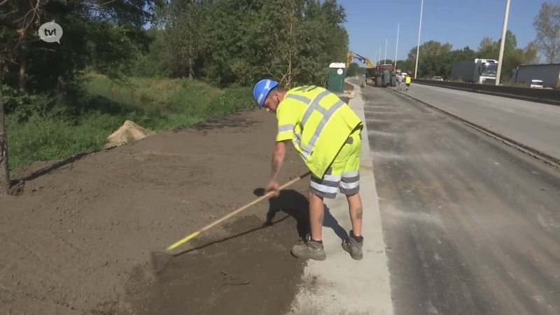Ondanks de hitte wordt er gewoon gewerkt op de E313: temperatuur asfalt kan tot 180 graden oplopen