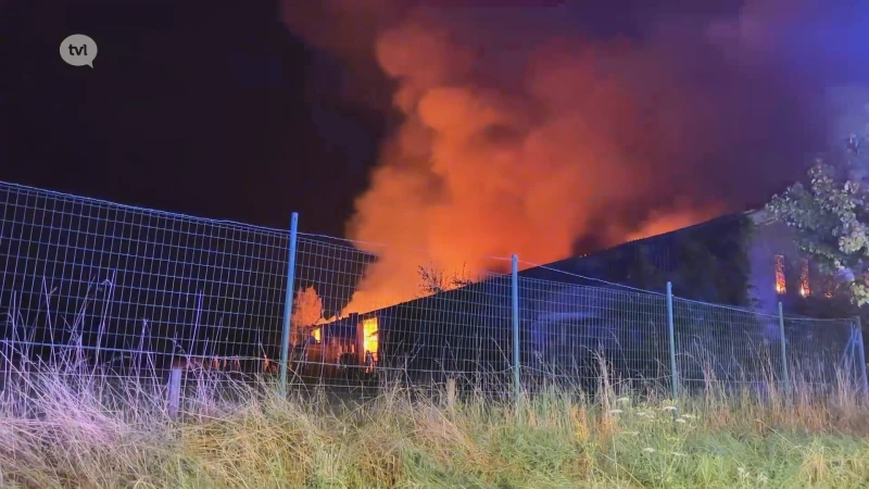 Uitslaande brand verwoest loods in Bilzen volledig
