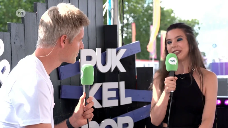 DJ Amber Broos klaar voor haar set op Pukkelpop