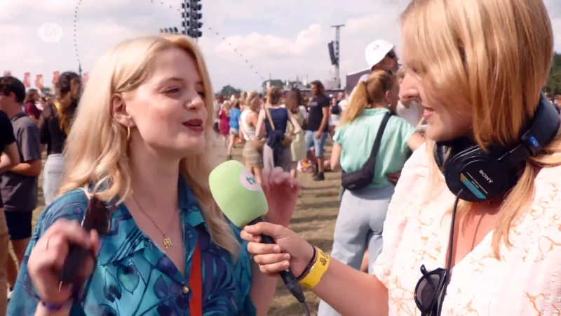 "Het is zalig om te zien en het is zalig om hier te zijn": live met Tine op de festivalweide