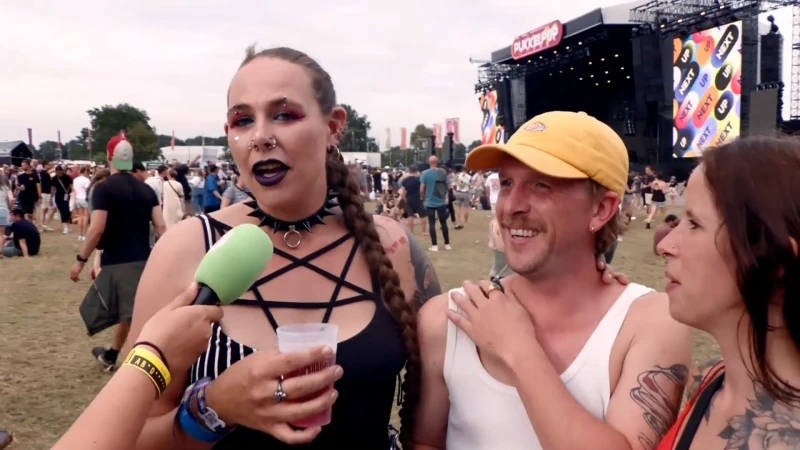 "Altijd goeie sfeer en toffe mensen hier": live naar Tine op de festivalweide