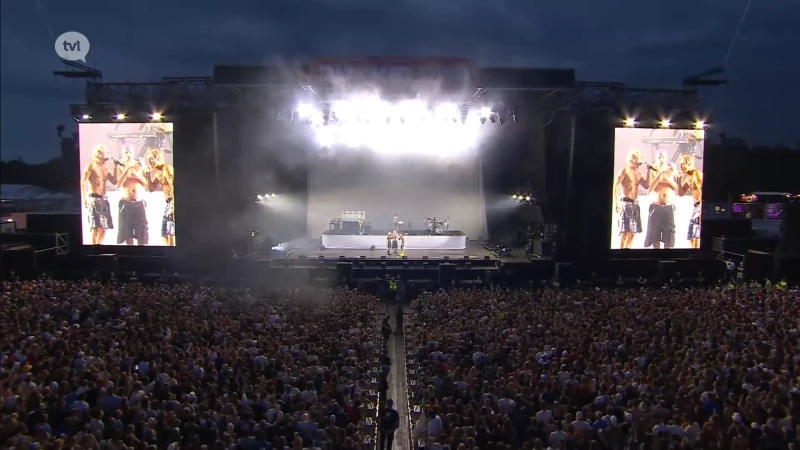 Festivalgangers zingen met alle nummers luidkeels mee met Goldband