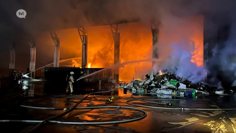 Rookpluim en geurhinder door grote brand bij Genks recyclagebedrijf