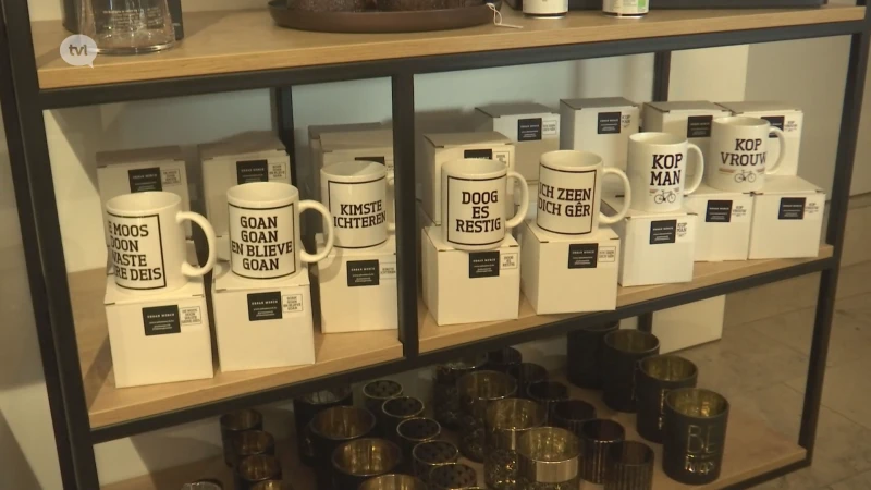 Winkel bedrukt koffiemokken met Oudsbergse spreuken en dialecten