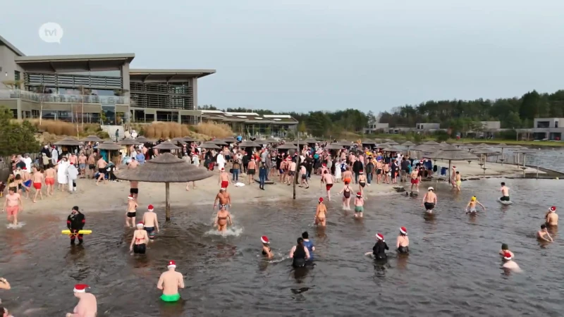 300 ijsberen wagen zich aan nieuwjaarsduik aan Terhills