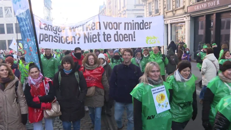 5.000 Limburgse leerkrachten staken in Brussel: "Handen af van ons pensioen"