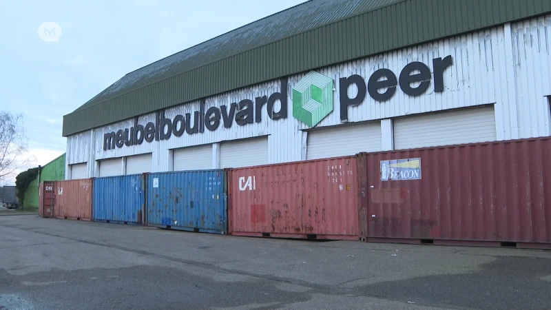 Containers rond gebouwen failliete Heylen in Peer om indringers buiten te houden