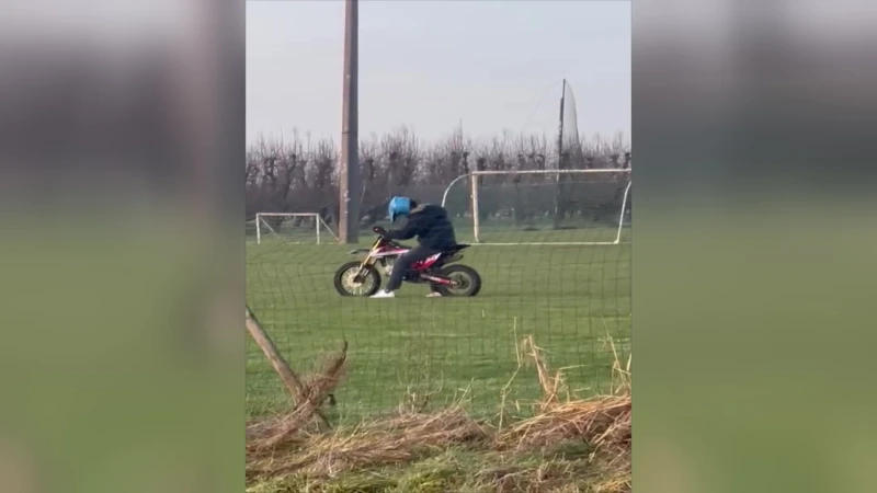 Motorcrosser vernielt voetbalveld van Huvo Jeuk