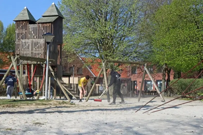 Jeugdbewegingen helpen speeltuin met lenteschoonmaak