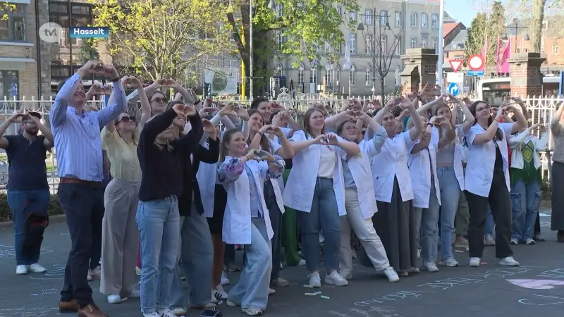Studenten betogen in Hasselt tegen verkrachter die geen straf krijgt