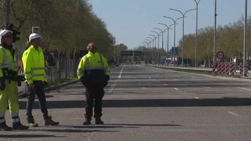 Nieuwe fietsersbrug geplaatst over ring Hasselt