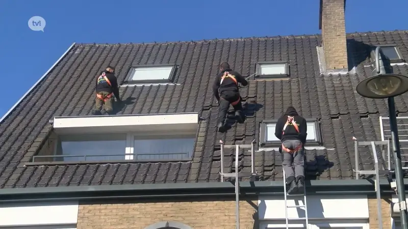 Zonnepanelen op dak appartementsgebouw in Zonhoven: energiedelen staat in kinderschoenen