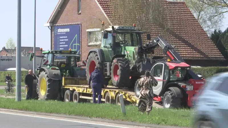 Man crasht met tractor tegen boom in Bree