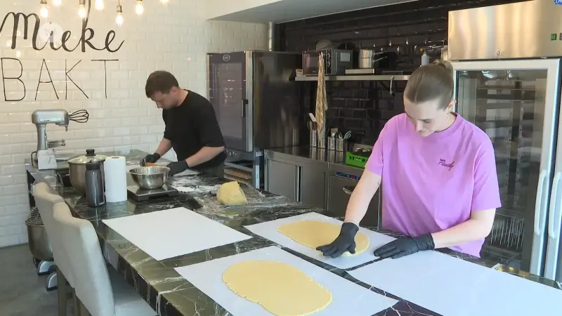 Paaskoekjes gaan vlot over de toonbank; bakkerijen maken overuren