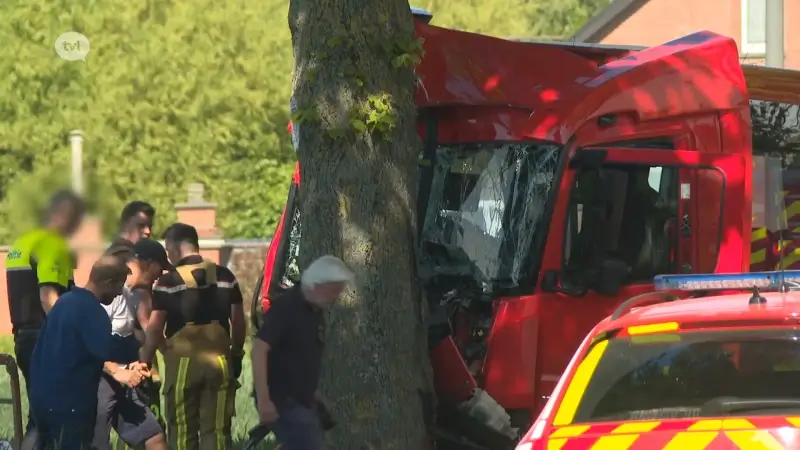 Schoolbus botst tegen boom in Riemst: 15-jarige in levensgevaar overgebracht naar het ziekenhuis