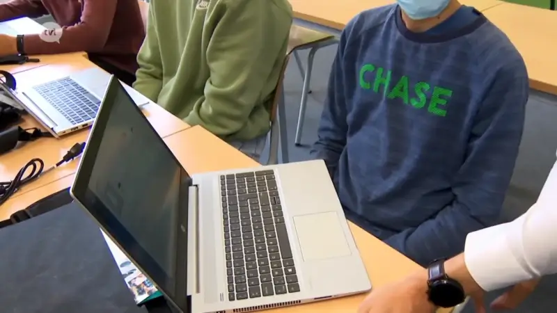 Zuhal Demir beperkt gebruik van laptops op school