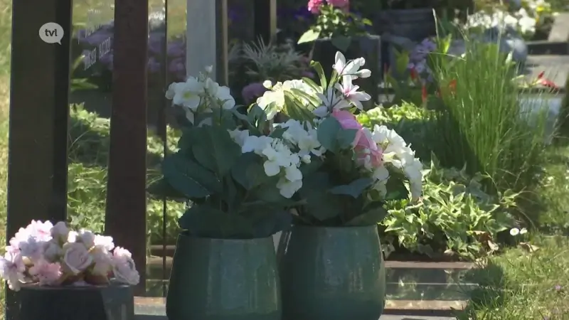 Onbekenden stelen bloemen van kerkhof Kermt in Hasselt