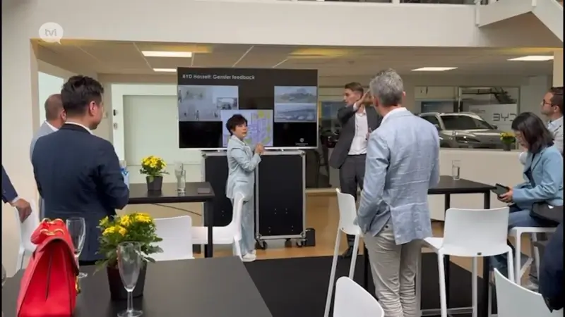 Chinese topvrouw Stella Li van autobouwer BYD bezoekt Paesmans in Hasselt