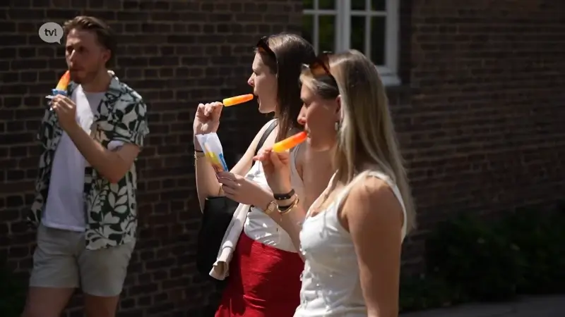 Studenten ontvluchten kot om op koelere plekken te blokken