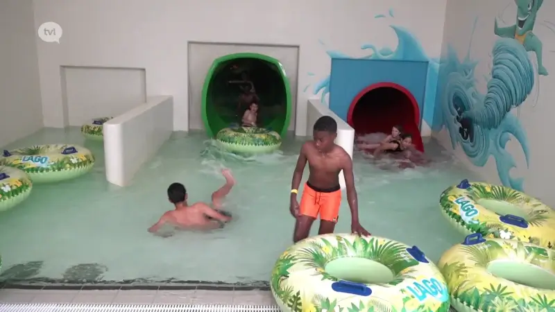 Kinderen in Pelt zoeken verfrissing op tijdens Run, Swim & Fun-wedstrijd