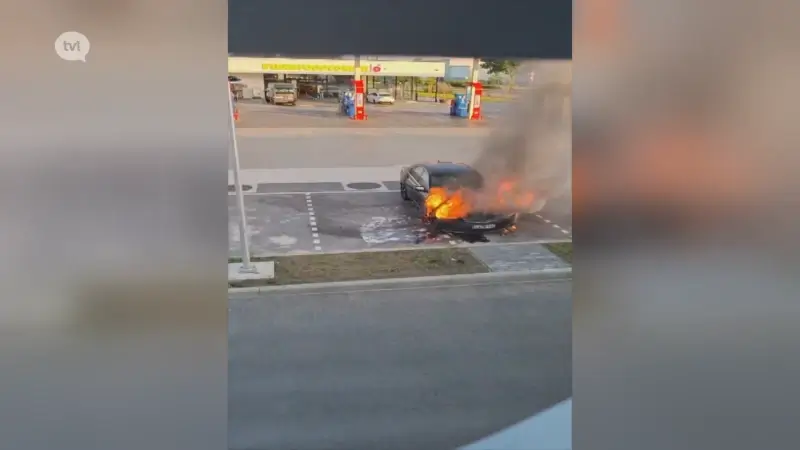 Wagen brandt compleet uit aan tankstation in Pelt