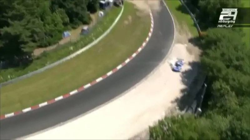 Laurens Vanthoor crasht zwaar op Nürburgring en past voor 24 uur