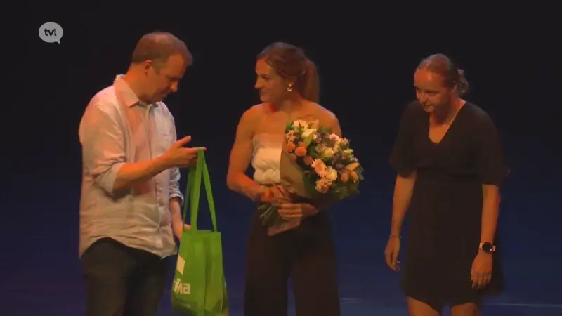 Sara Marteleur bekroond als beste handbalster van het seizoen na dubbel met Sint-Truiden