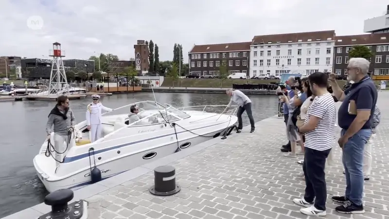 Waarom vaart Bart Kaëll verkleed als zeekapitein Hasselt binnen?