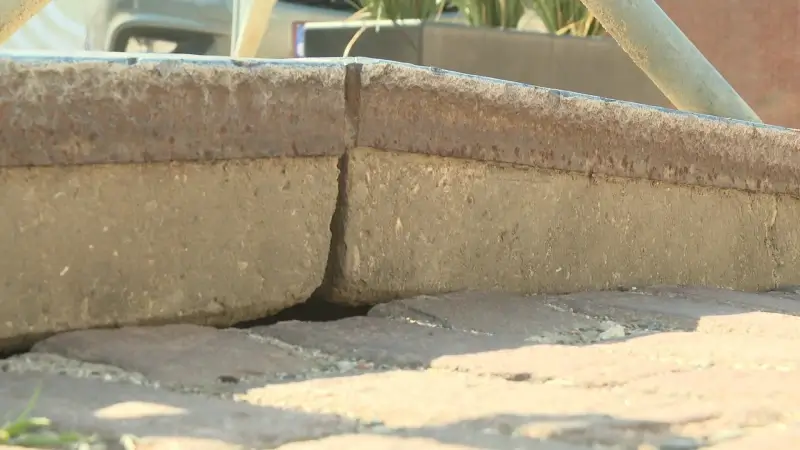 Temperatuur schurkt tegen 38 graden aan: wegdek komt op verschillende plaatsen omhoog