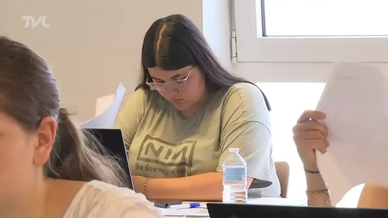 Studenten leggen toelatingsexamen af in de hitte