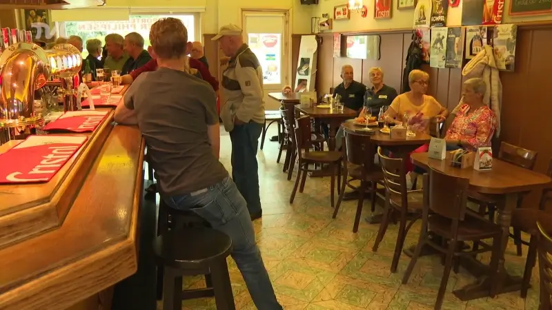 Supporters Jasper Philipsen trots op gele Vlam van Ham