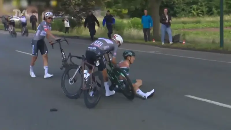 Jasper Philipsen moet uit de Tour stappen na zware val
