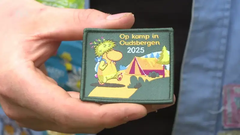 Oudsbergen geeft speciale patch aan jeugdbewegingen die op kamp komen