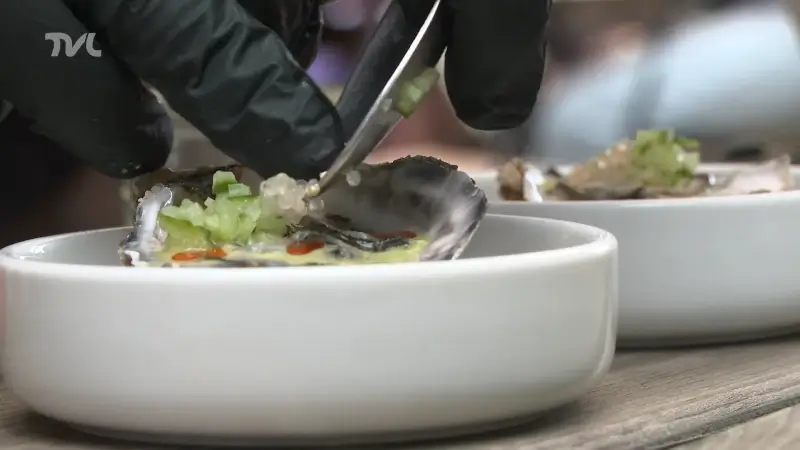 Eigen restaurant is te duur, dus neemt jonge chef tijdelijk andere keukens over
