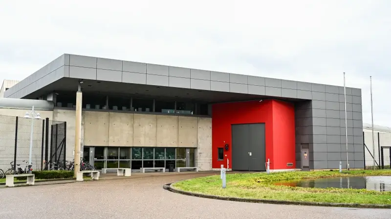 Cipier van Hasseltse gevangenis thuis beschoten