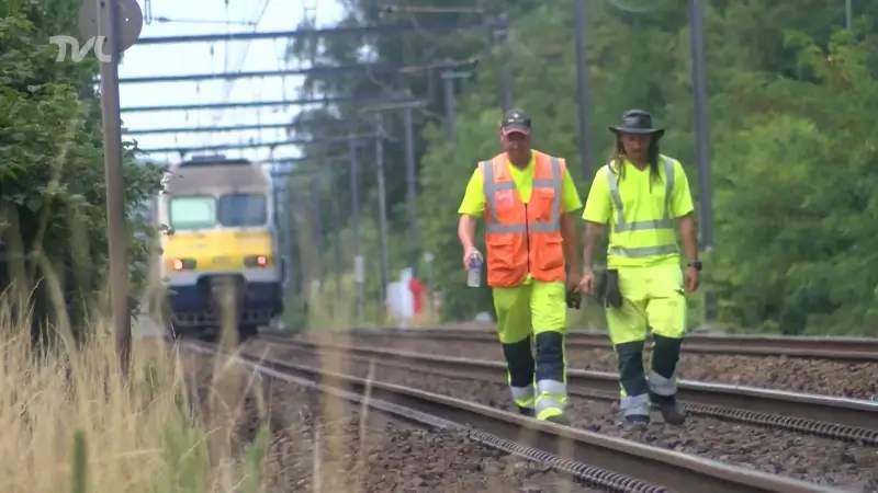 Aanhangwagen onder trein in Halen