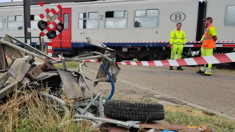 Treinverkeer Diest-Hasselt ligt stil door botsing tussen trein en aanhangwagen