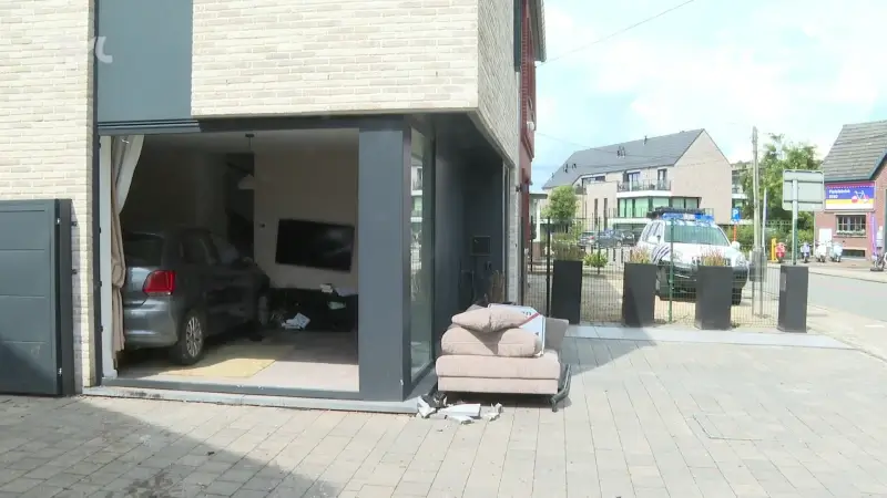 Auto knalt in woning in Bilzen-Hoeselt