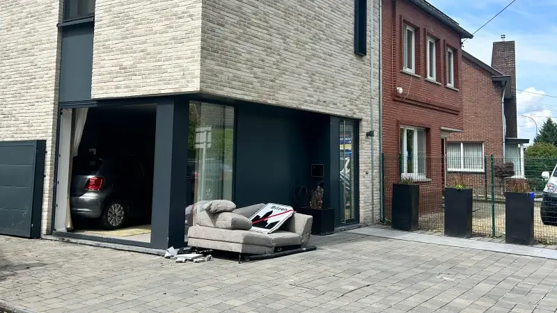 Wagen crasht in huis in Bilzen-Hoeselt