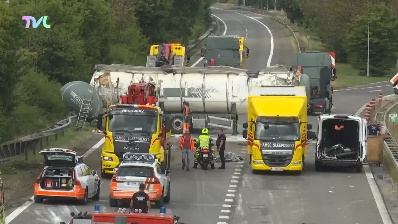 Vrachtwagen kantelt op E313 in Diepenbeek, snelweg richting Lummen afgesloten
