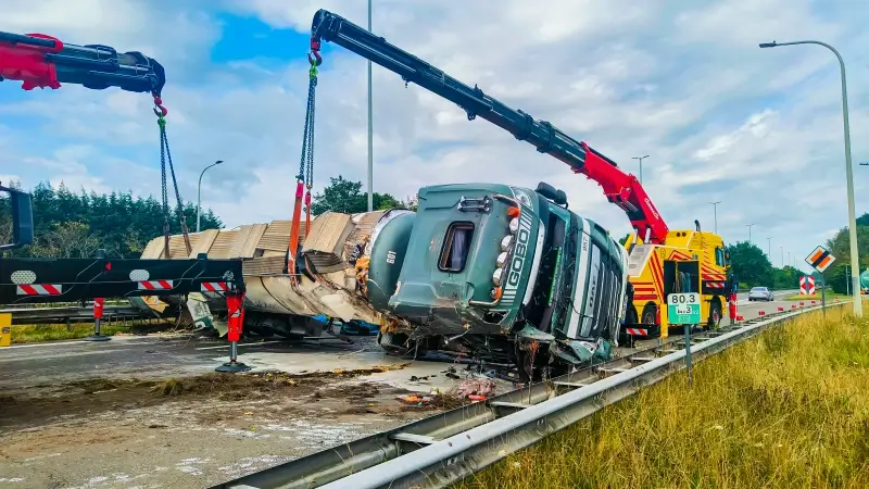 Vrachtwagen kantelt op E313 in Diepenbeek
