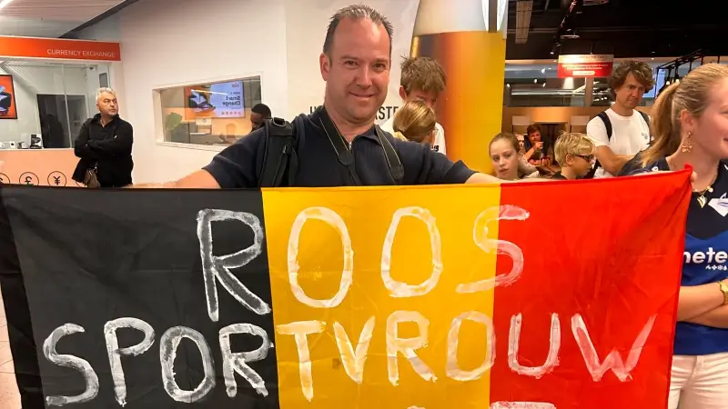 Fans verwelkomen zwemster Roos Vanotterdijk op Zaventem
