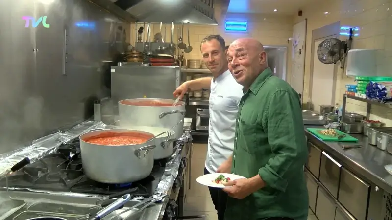 Zaakvoerder Osteria Cellini in Leut geeft de fakkel door aan chef-kok