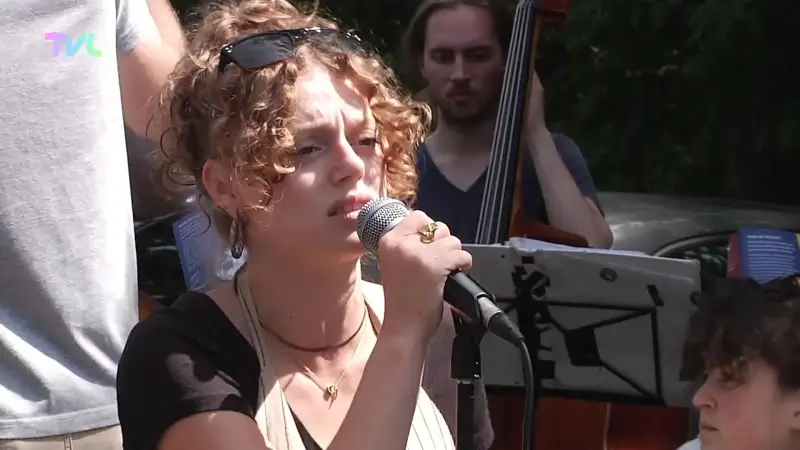 Hasseltse jazzbelofte Anaïs Vijgen treedt op in openlucht