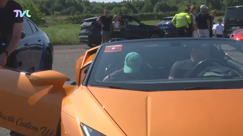 Cars4Kids laat zieke kinderen ritje maken met droomwagen op Droneport