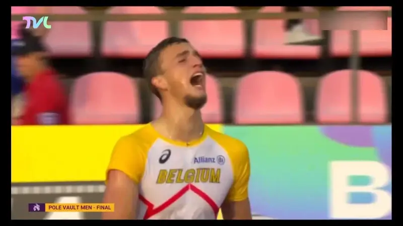 Geëmotioneerde Ylio Philtjens viert bronzen EK-medaille met sprong in de waterbak