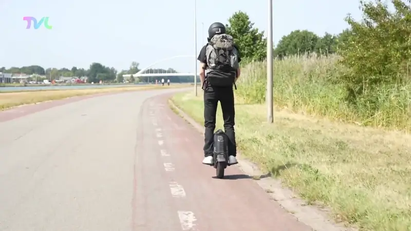 23-jarige Genkenaar rijdt met elektrische eenwieler naar Parijs voor goede doel