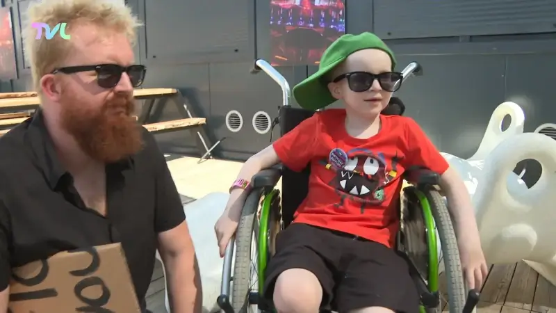 Floris mocht als guest mee het podium op met Dikke