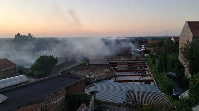 Felle brand in leegstaand gebouw Borgloon: mogelijk asbest vrijgekomen