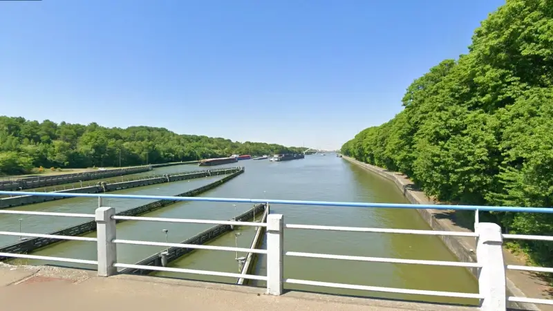 Scheepvaart tussen Limburg en Antwerpen ligt stil door olielek in Albertkanaal
